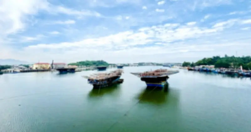 Hai tàu cá Quảng Ngãi hỏng máy, thả trôi giữa biển, lực lượng chức năng khẩn cấp cứu nạn