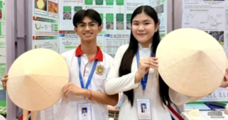 Học sinh Cần Thơ sáng chế lá nhân tạo từ vỏ sầu riêng, cứu nghề chằm nón truyền thống