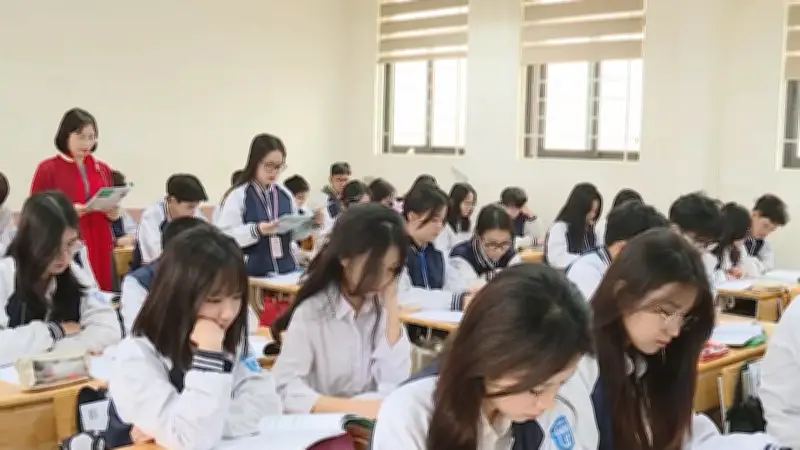 Học sinh lớp 11 và 12 Hà Nội tham gia khảo sát theo định dạng thi tốt nghiệp mới