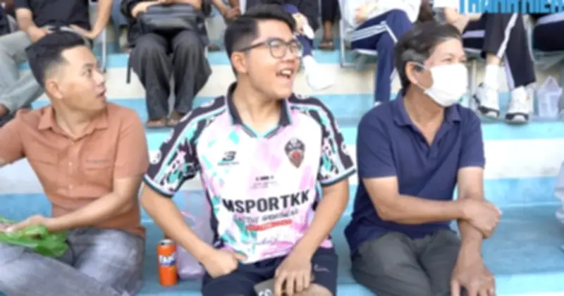 Học sinh Nha Trang chấn thương vẫn quyết ra sân cổ vũ bóng đá sinh viên