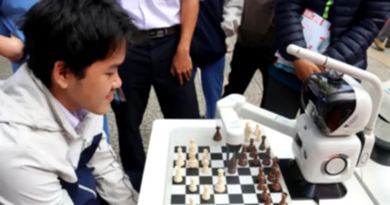 Học Sinh Đà Nẵng Hào Hứng Trải Nghiệm Đánh Cờ Với Robot AI Tại Ngày Hội Tư Vấn Mùa Thi