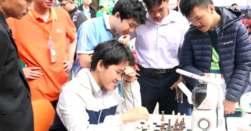 Học Sinh Đà Nẵng Đấu Trí Căng Não Với Robot AI Trong Ngày Hội Tư Vấn