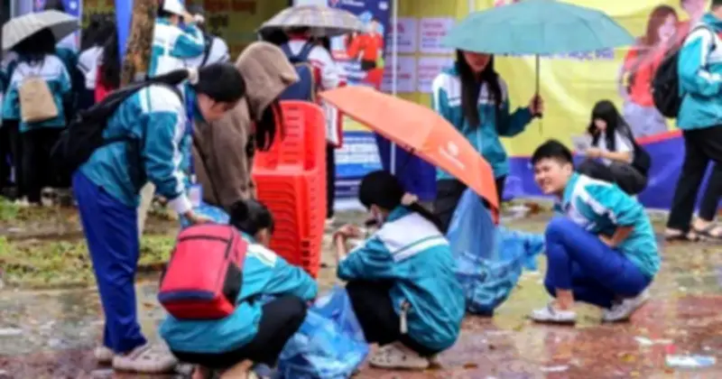 Học sinh Quảng Trị tự giác dọn rác sau chương trình tư vấn mùa thi