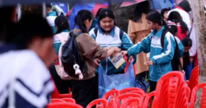 Học sinh Quảng Trị tự giác nhặt rác sau chương trình Tư vấn mùa thi 2026