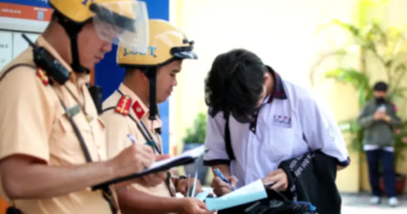 Học sinh TP.HCM bị CSGT lập biên bản do đi xe máy khi chưa đủ tuổi