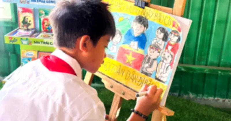 Học sinh Xơ Đăng vẽ tranh cổ động ngày bầu cử Quốc hội và HĐND các cấp