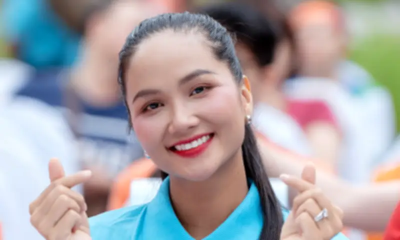 H'Hen Niê và Hứa Kim Tuyền làm đại sứ giải chạy Run For Rare Kids vì trẻ em bệnh hiếm