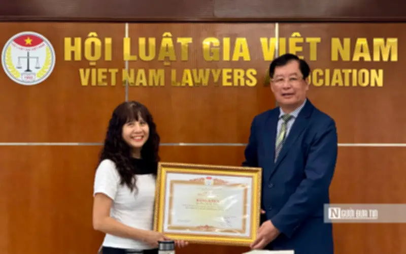 Hội Luật gia Việt Nam trao bằng khen cho bà Phan Thị Thu Hương vì thành tích xuất sắc