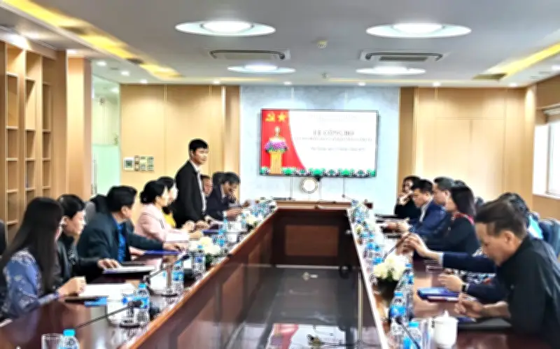 Hải Phòng: Kết nạp hội viên danh dự và trao tặng tủ sách pháp luật cho doanh nghiệp