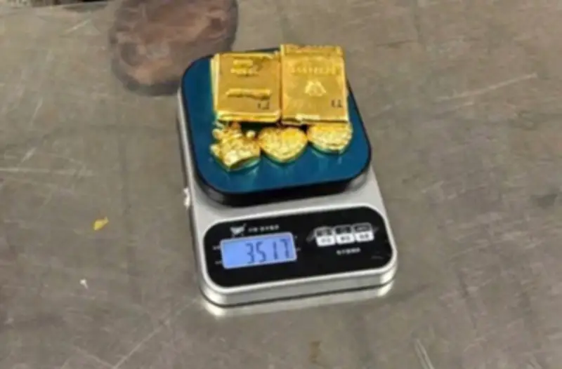 Hải quân bắt giữ 4 hành khách nhập cảnh mang 123kg kim loại nghi vàng miếng