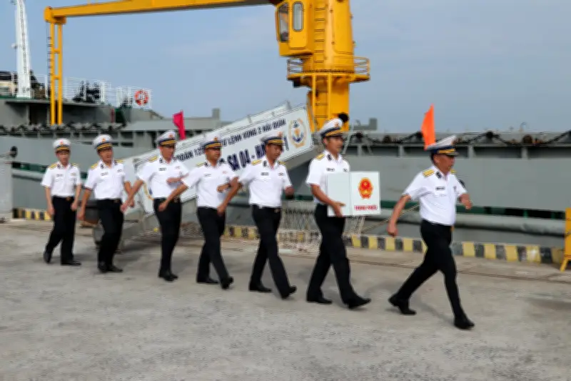 Hải quân Vùng 2 đưa thùng phiếu bầu cử sớm về đất liền an toàn