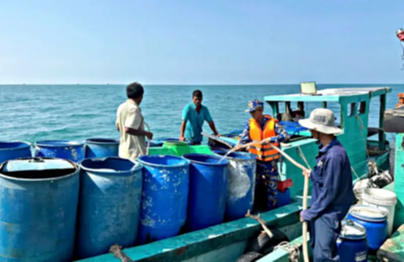 Hải quân Vùng 5 cấp hơn 40.000 lít nước ngọt cho dân đảo Hòn Chuối