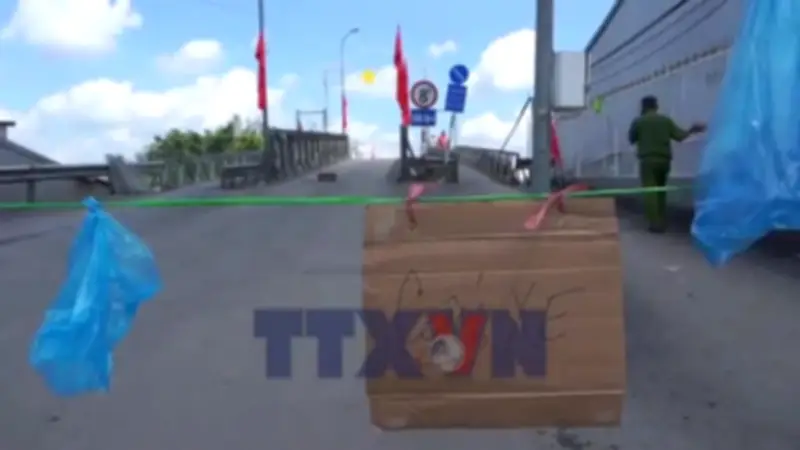 Hiện trường vụ sập cầu 304 ở Cần Thơ: Xe tải chở gạo rơi xuống sông