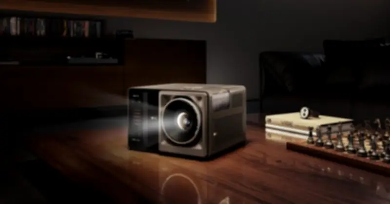 Hisense XR10 Triple Laser: Máy chiếu 4K cao cấp giá hơn 185 triệu đồng, tặng kèm dàn âm thanh không dây