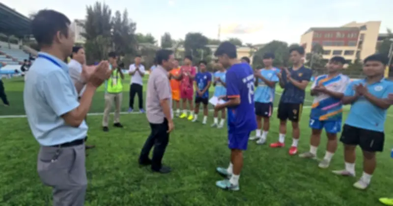 Hiệu trưởng ĐH Nha Trang trao 'thưởng nóng' động viên đội bóng trước trận đấu quyết định