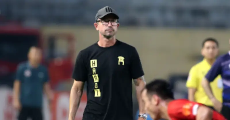HLV Harry Kewell bức xúc về thẻ đỏ lạ, Hà Nội FC thua cay đắng trước Thể Công Viettel