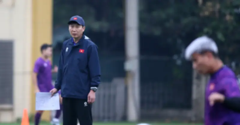 HLV Kim Sang Sik chậm công bố danh sách tuyển Việt Nam: Chiến thuật hay chậm trễ?