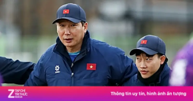 HLV Kim Sang-sik Trực Tiếp Dạy Bóng Đá Cho Cầu Thủ Nhí Tại Sân Thống Nhất