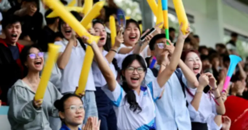 HLV Park Hang-seo bị sinh viên vây kín xin chữ ký tại khai mạc giải bóng đá sinh viên