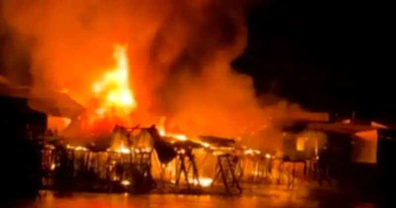 Hơn 10 căn nhà ven sông Vàm Đầm bị thiêu rụi trong vụ cháy lớn tại Cà Mau