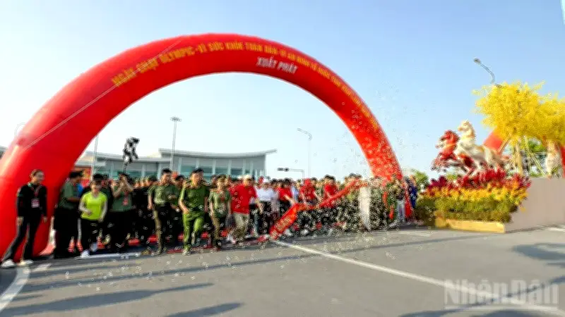 Hơn 3.000 người Vĩnh Long tham gia Ngày chạy Olympic trên con đường gốm và hoa dài nhất Việt Nam