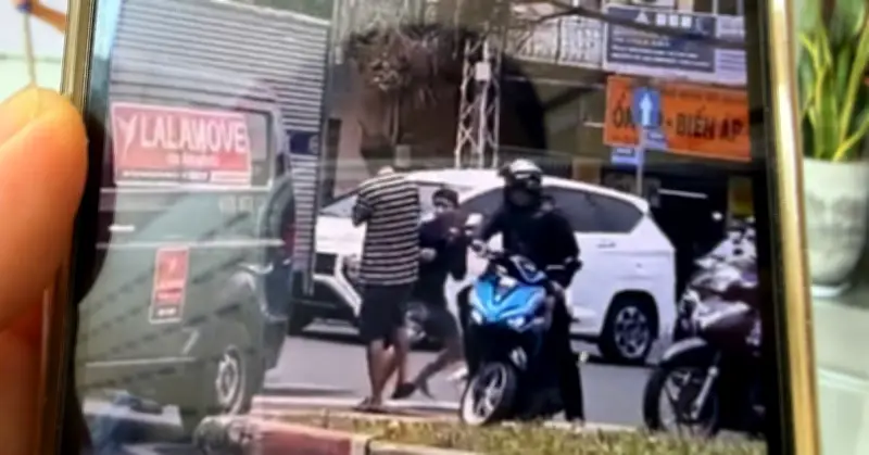 Hôn chiến sau va chạm giao thông ở TP.HCM, tài xế xe tải vẫn đổ máu đầu