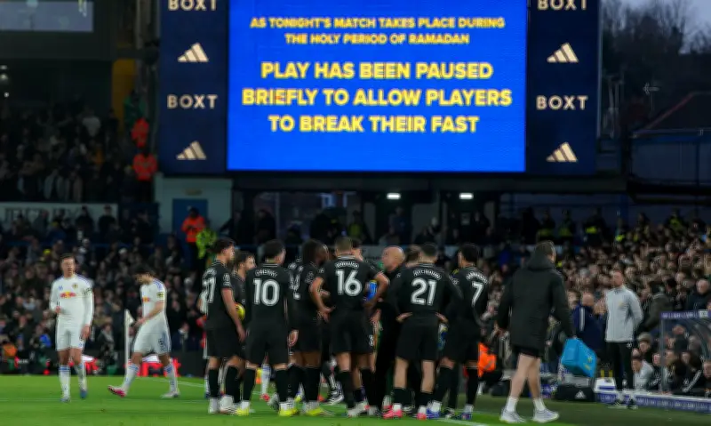 Hỗn loạn bao trùm chiến thắng Man City trước Leeds: Guardiola bị xúc phạm, Farke nhận thẻ đỏ