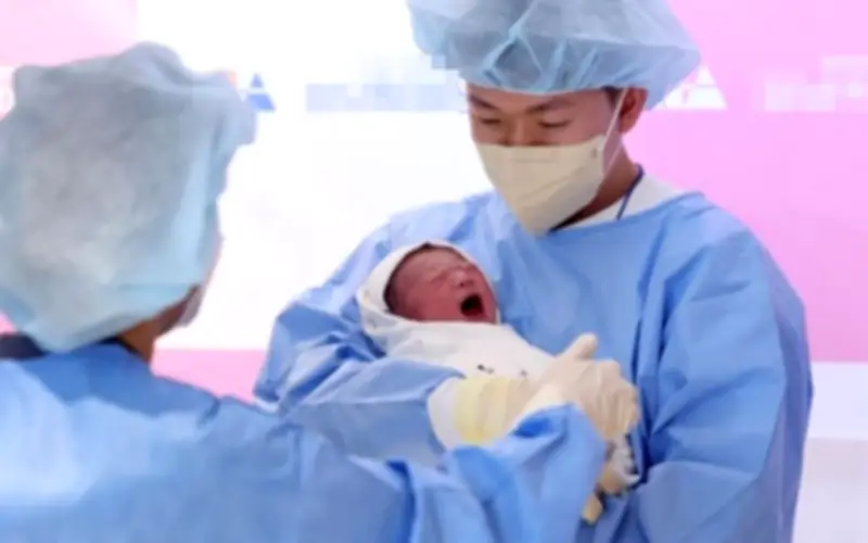 Hàn Quốc: Em bé đầu tiên sau 17 năm hồi sinh vùng quê già hóa