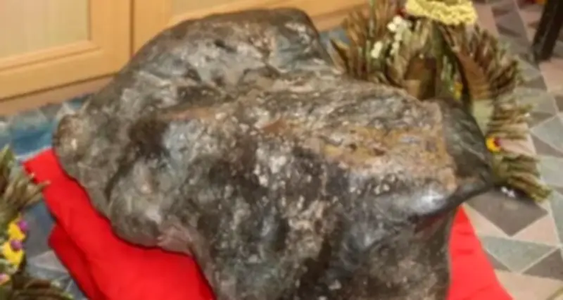 Hòn Đá Vua Ếch Kỳ Lạ Ở Thái Lan: Xuất Hiện Vệt Vàng Bí Ẩn Thu Hút Dân Địa Phương