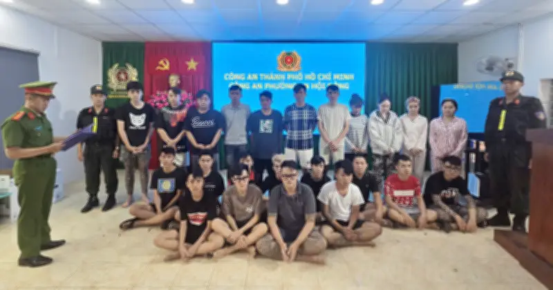 Hàng chục thanh niên tại TP.HCM hỗn chiến gây rối vì tranh cãi tiếng nổ