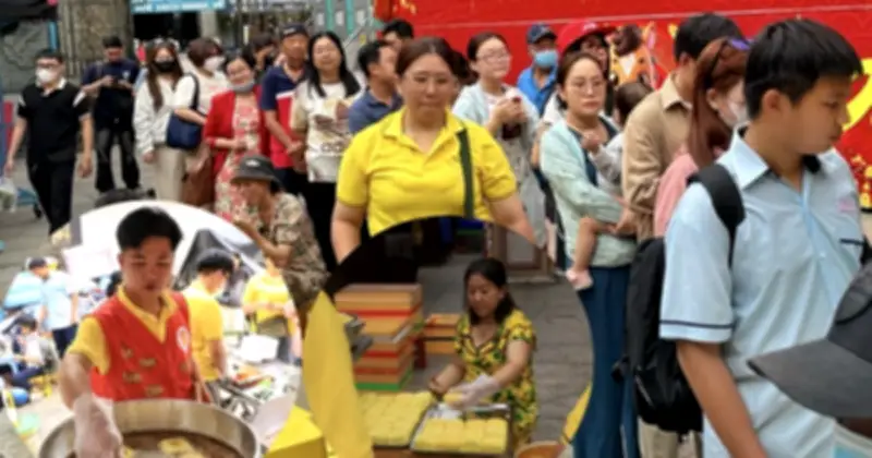 Hàng dài người xếp hàng chờ mua đậu hũ vàng chấm muối hệ trứ danh ở TP.HCM