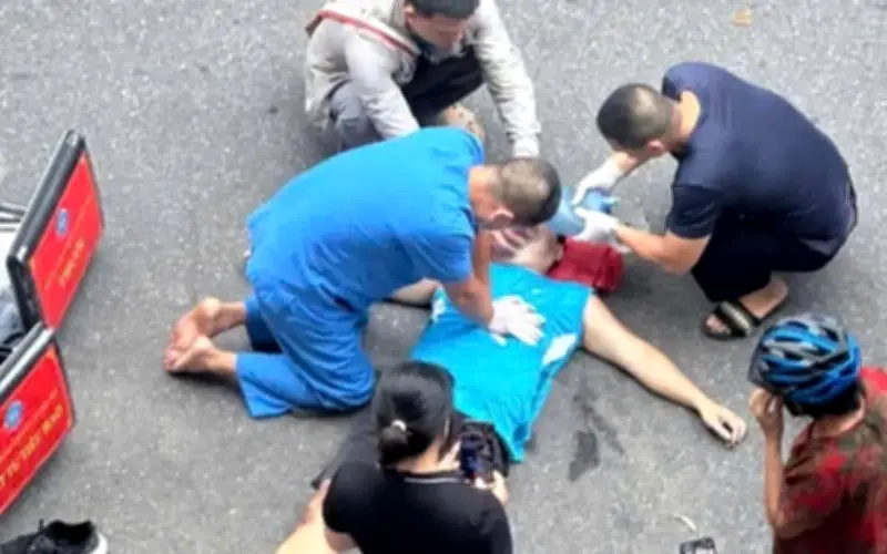 Hướng dẫn sơ cứu người đột quỵ, ngưng tim ngay trên đường phố