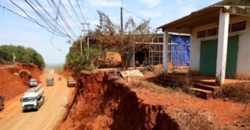 Hàng loạt căn nhà nghiêng ngả trên vách đất tại dự án đường ở Đồng Nai