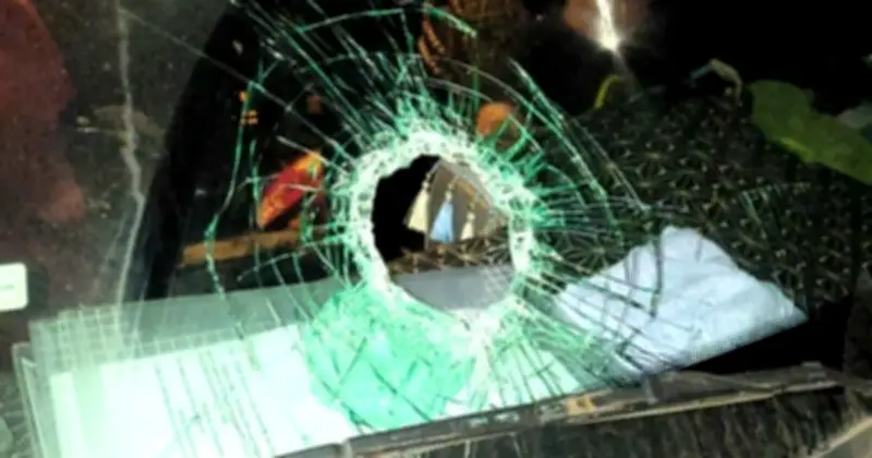 Hàng Loạt Xe Tải Bị Vỡ Kính Trên Cao Tốc Bắc - Nam, Nghi Ngờ Bị Ném Đá