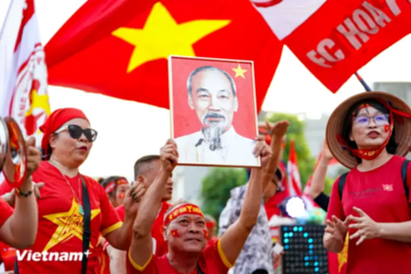 Hàng nghìn CĐV tiếp lửa đội tuyển Việt Nam trước trận đại chiến với Malaysia