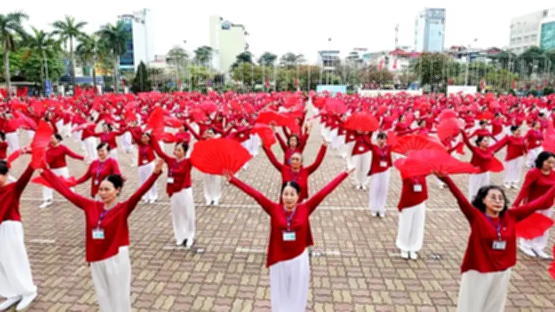 Hàng nghìn người cao tuổi Hà Nội đồng diễn quy mô lớn, lan tỏa lối sống khỏe mạnh