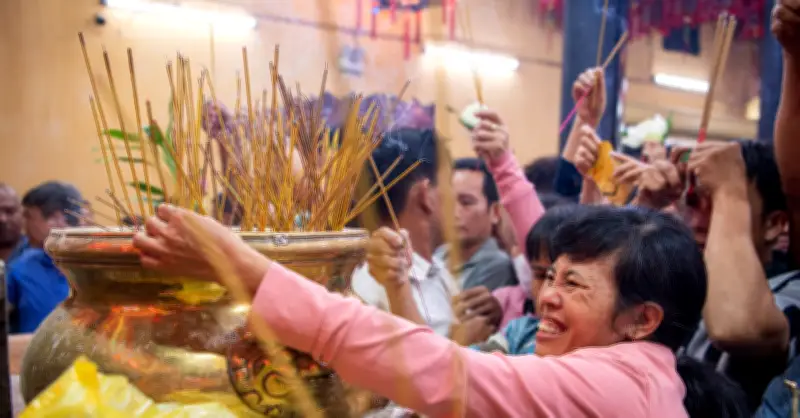 Hàng nghìn người chen chúc tại Chùa Bà Thiên Hậu TPHCM cầu lộc đầu năm