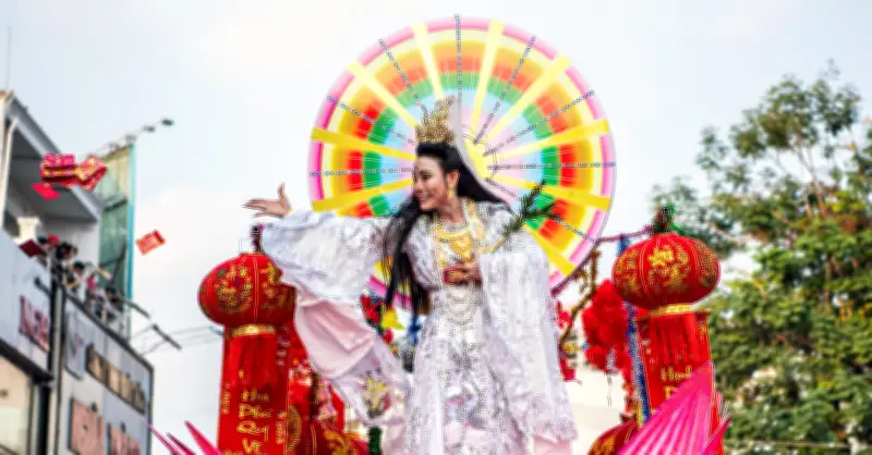 Hàng nghìn người chen chúc xem rước kiệu Bà Thiên Hậu tại TP.HCM