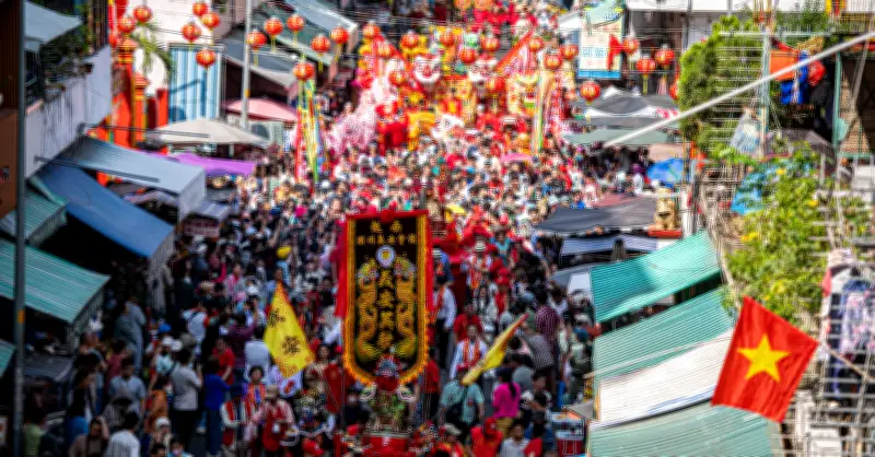 Hàng Nghìn Người Dân Hòa Mình Vào Lễ Nghinh Ông Quan Thánh Đế Quân Sôi Động Tại Chợ Lớn
