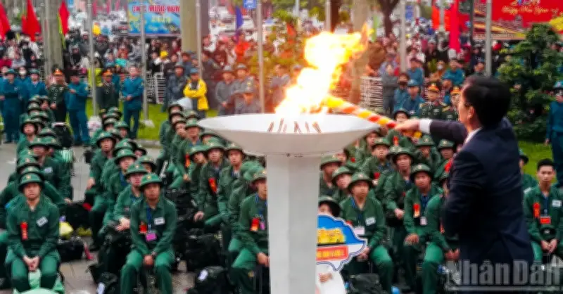 Hàng nghìn người dân Huế tiễn con em lập ngũ trong không khí xúc động