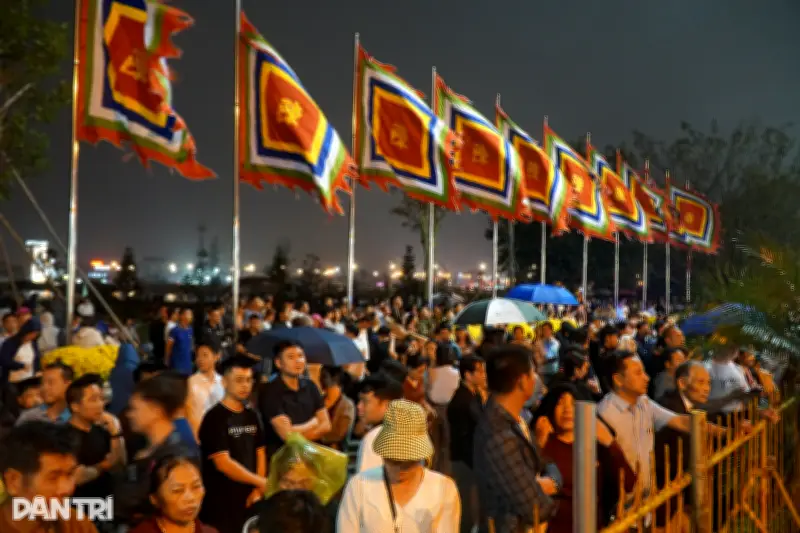 Hàng nghìn người dân đổ xô mua vàng lễ sau giờ khai ấn đền Trần ở Ninh Bình