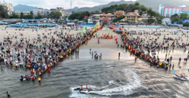 Hàng Nghìn Người Đổ Về Bờ Biển TP.HCM Từ Rạng Sáng Để Xem Rước Lộc Vị