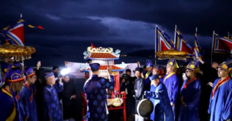 Hàng Nghìn Người Đổ Về Biển Đà Nẵng Trong Lễ Hội Cầu Ngư Sôi Động