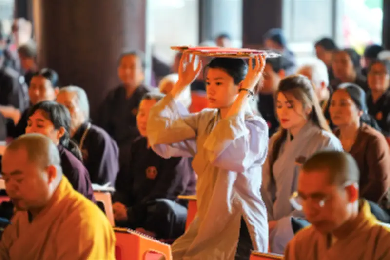 Hàng nghìn người đổ về chùa Bái Đính cầu an dịp Rằm tháng Giêng