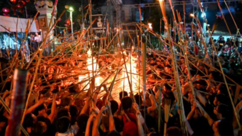 Hàng Nghìn Người Đổ Về Đình Văn Nội Rước Lửa Thiêng Lấy May Đầu Xuân