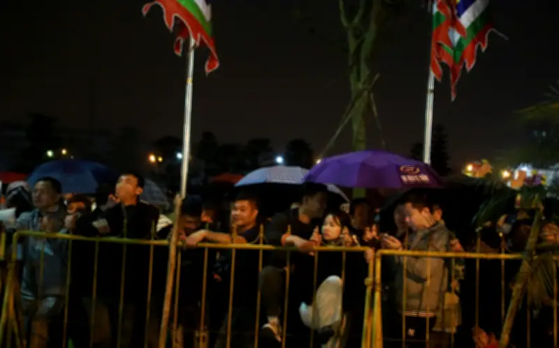 Hàng Nghìn Người Đổ Xô Đón Mùa Dịp Lễ Khai Ấn Đền Trần Nam Định 2026