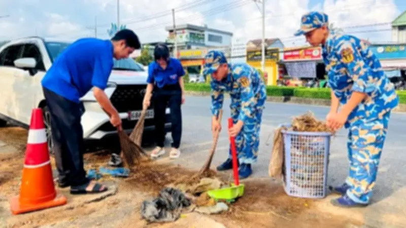 Hàng nghìn đoàn viên thanh niên ra quân dọn dẹp, hướng tới kỷ niệm 95 năm thành lập Đoàn