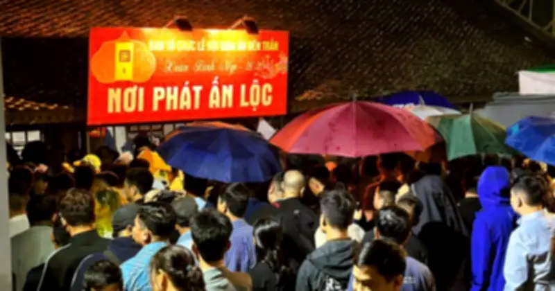 Hàng Ngàn Người Đội Mưa Xuyên Đêm Chờ Xin Ấn Đền Trần Xuân 2026