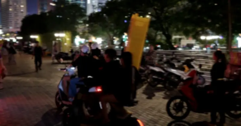 Hàng rong tràn lan tại công viên Bến Bạch Đằng TP.HCM sau Tết Nguyên đán