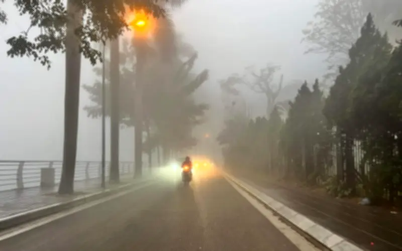 Hàng triệu người Hà Nội và miền Bắc tiếp tục đối mặt với thời tiết khó chịu kéo dài